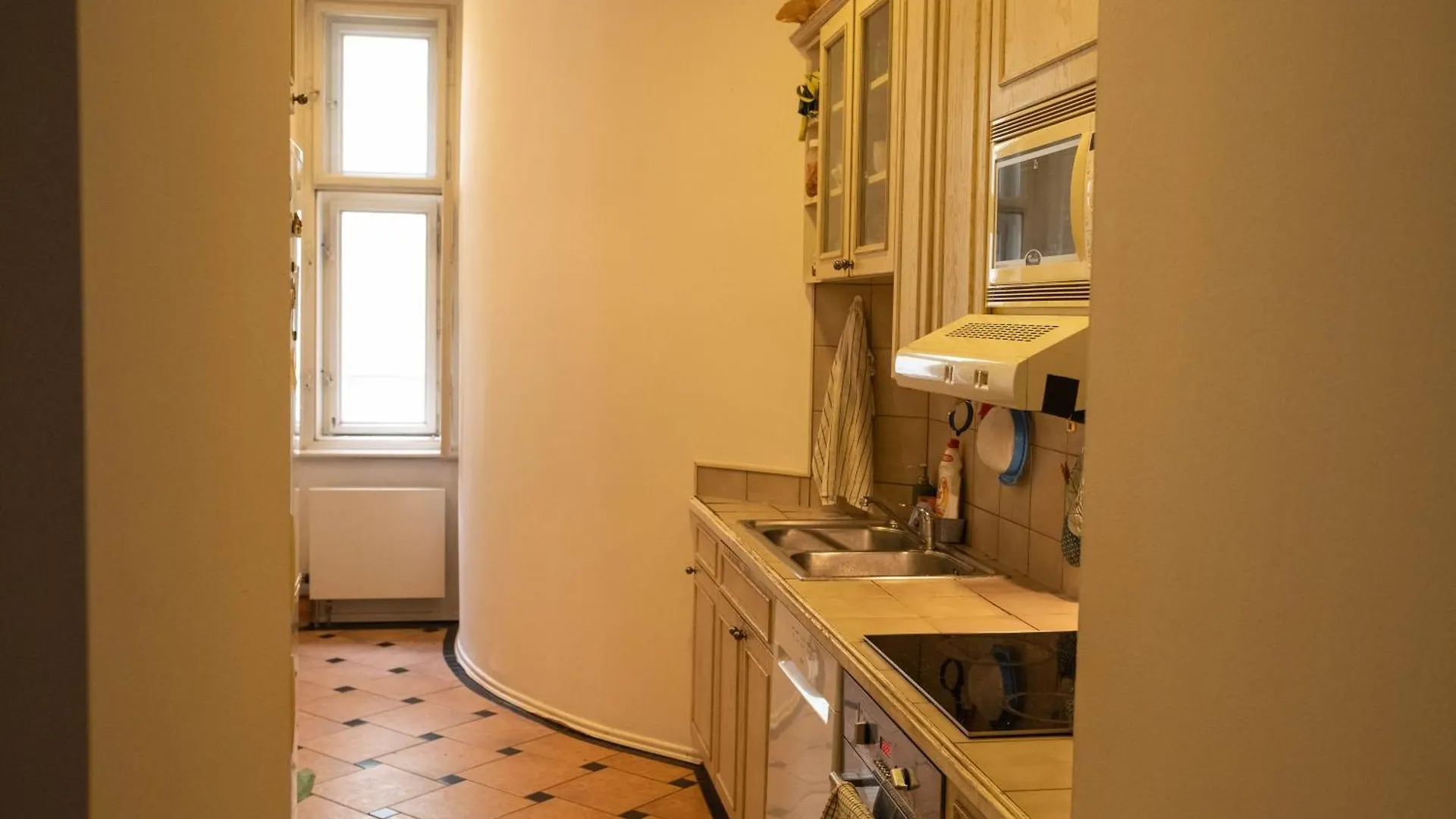 Sunny Room By The River In A Shared Apartment Prag Privatunterkunft